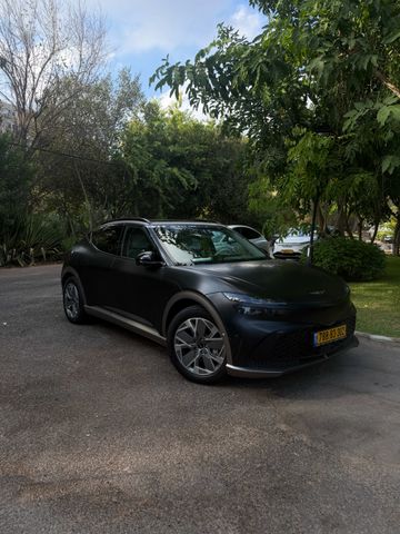 מודעת רכב ג'נסיס GV60