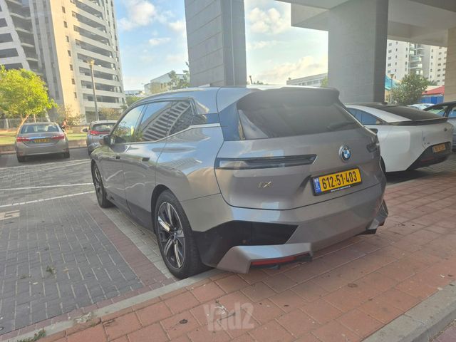 ב מ וו iX