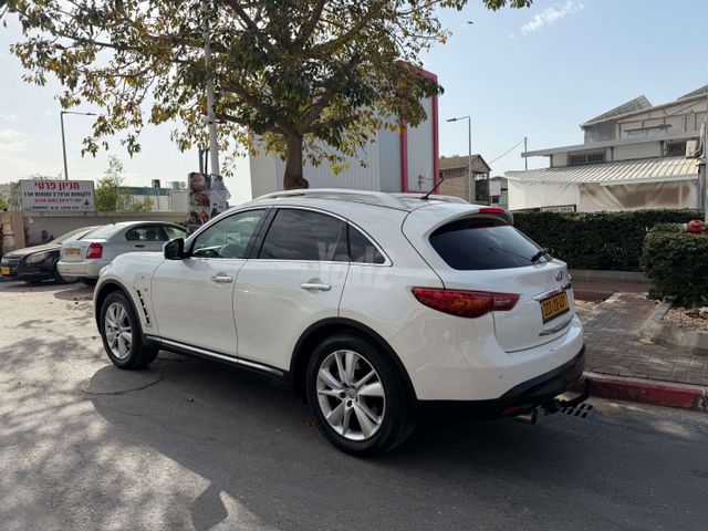 אינפיניטי QX70