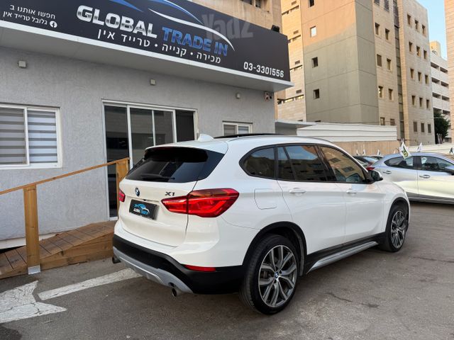 ב מ וו X1