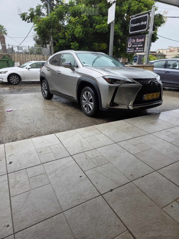 מודעת רכב לקסוס UX