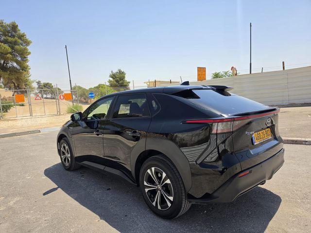 טויוטה bZ4X