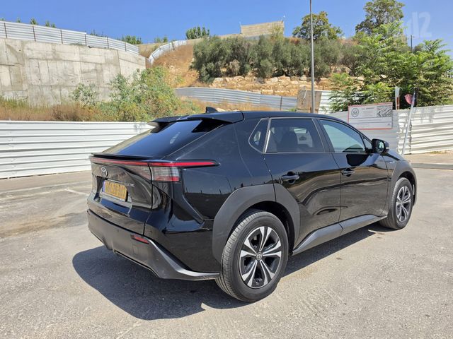 טויוטה bZ4X