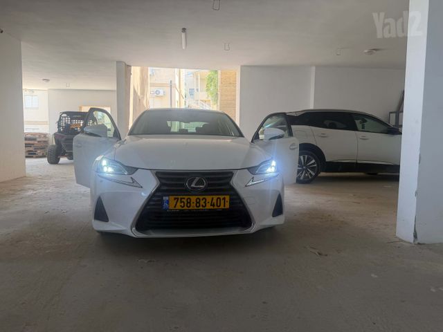 לקסוס IS