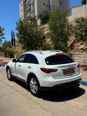 אינפיניטי QX70