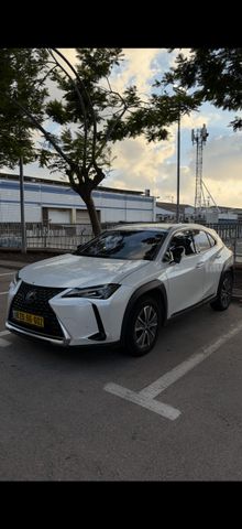 מודעת רכב לקסוס UX