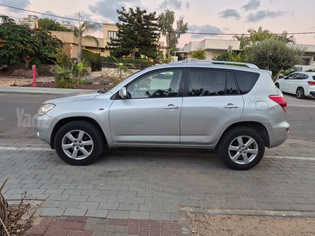 טויוטה RAV4