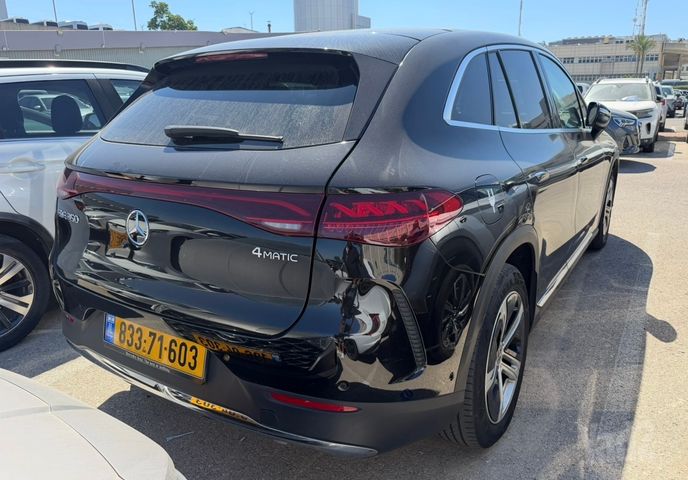 מודעת רכב מרצדס-בנץ EQE SUV