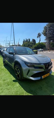 מודעת רכב אלפא רומיאו ג'וניור