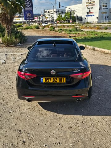 אלפא רומיאו ג'וליה
