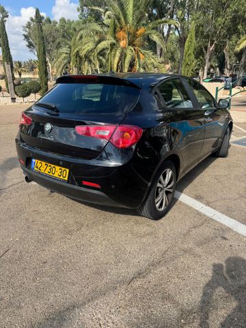 אלפא רומיאו ג'ולייטה