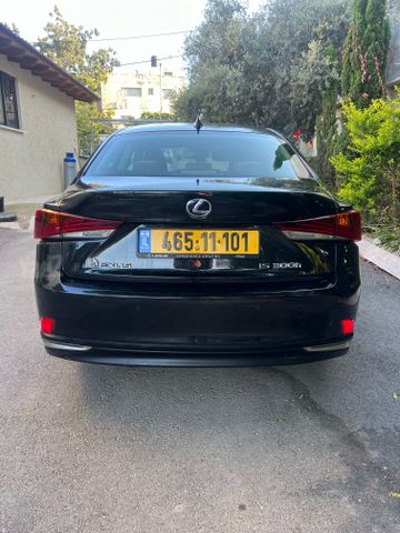 לקסוס IS