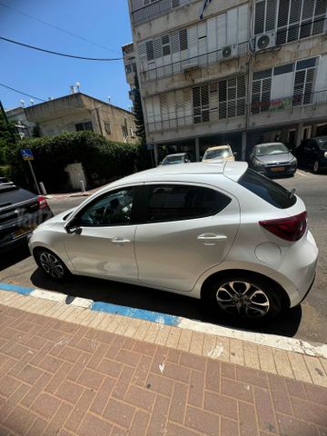 מודעת רכב מאזדה 2