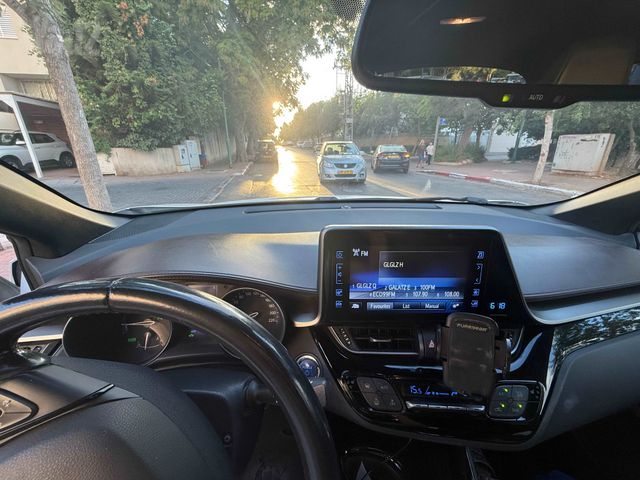 מודעת רכב טויוטה C-HR