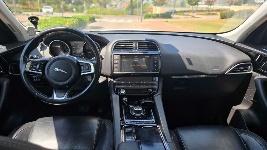 יגואר F-Pace