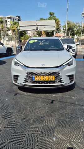 לקסוס LBX