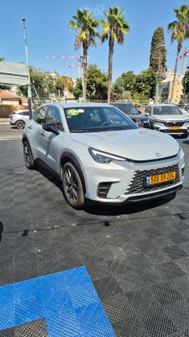 לקסוס LBX
