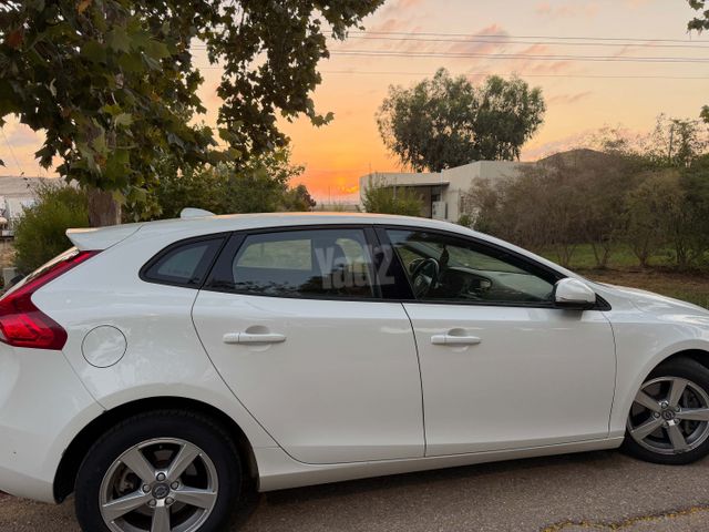 וולוו V40
