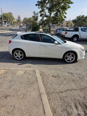 אלפא רומיאו ג'ולייטה