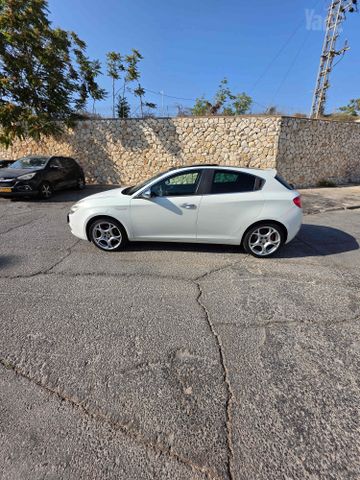 מודעת רכב אלפא רומיאו ג'ולייטה