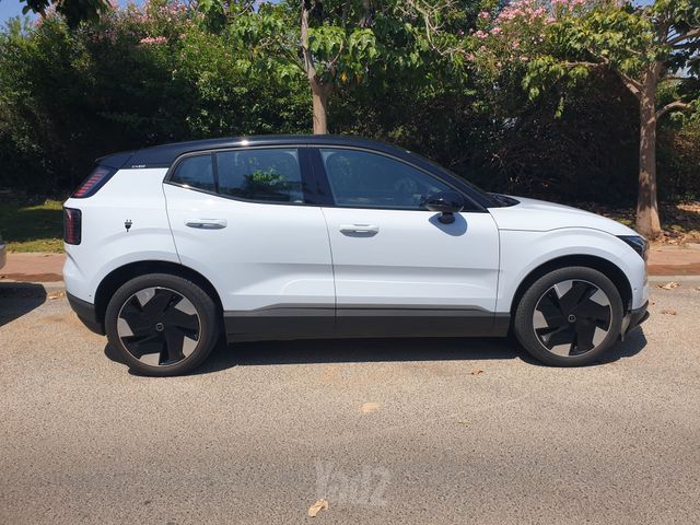 וולוו EX30