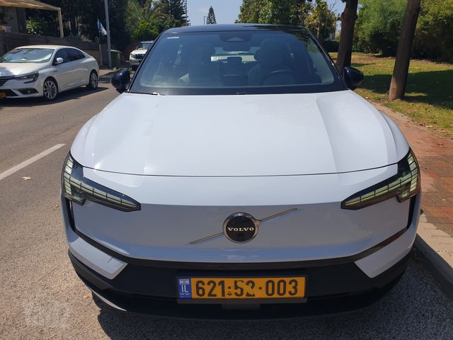 וולוו EX30