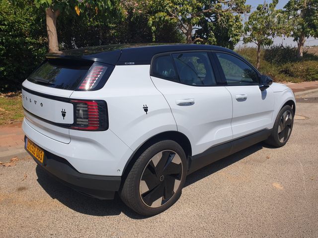 וולוו EX30