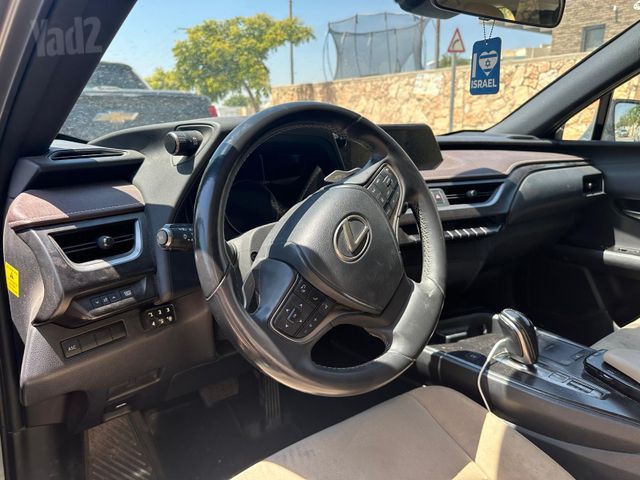 UX Luxury 300e חשמלי אוט׳ (204 כ״ס)