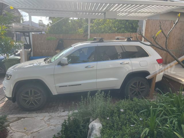 מודעת רכב ג'יפ גרנד צ'ירוקי