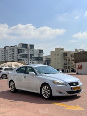 לקסוס IS