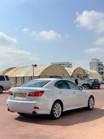 לקסוס IS