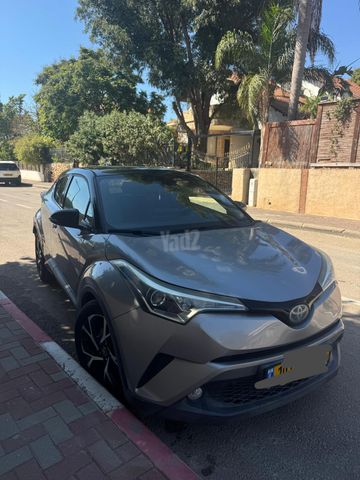 מודעת רכב טויוטה C-HR