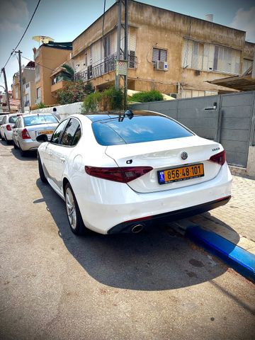 אלפא רומיאו ג'וליה