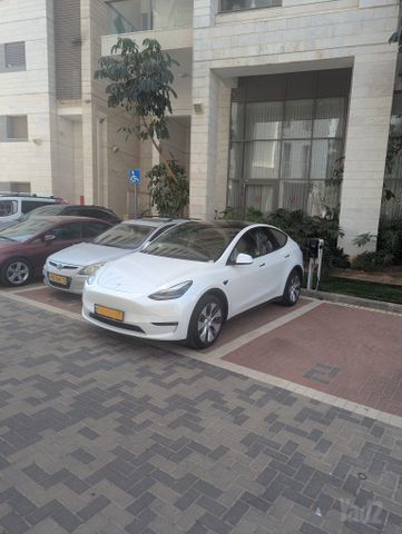 מודעת רכב טסלה מודל Y