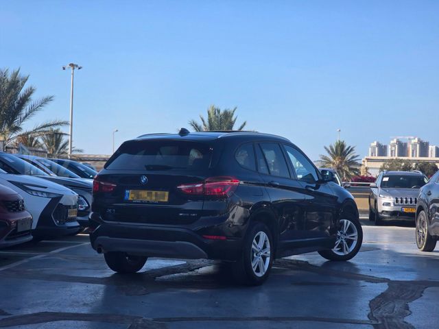 ב מ וו X1