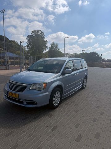 מודעת רכב קרייזלר גראנד וויאג'ר
