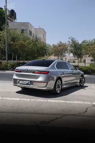 ב מ וו i7