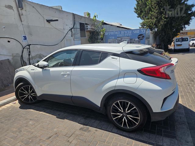 מודעת רכב טויוטה C-HR