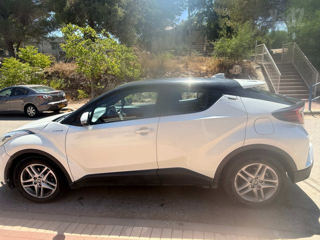 מודעת רכב טויוטה C-HR