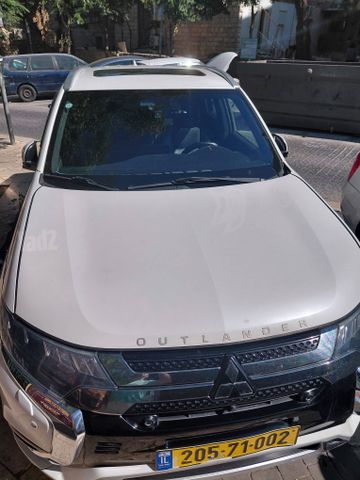 אאוטלנדר Luxury פלאג-אין אוט׳ 2.4 (135 כ״ס)