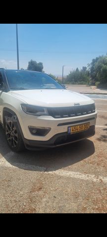 מודעת רכב ג'יפ קומפאס