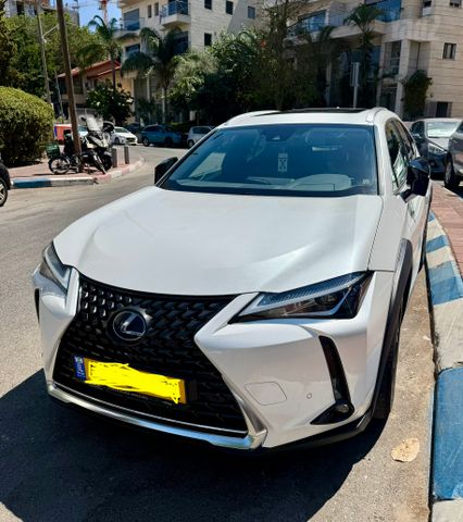 מודעת רכב לקסוס UX