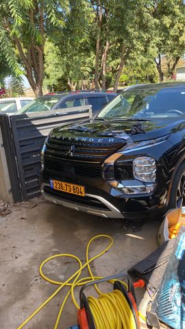 אאוטלנדר 4X2 Luxury Plus אוט׳ 2.5 (181 כ״ס)