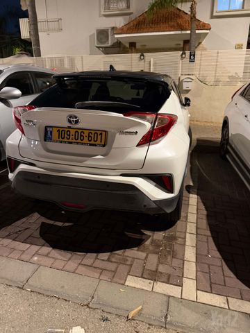 מודעת רכב טויוטה C-HR