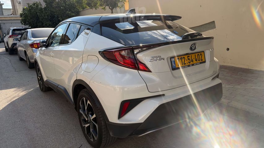 מודעת רכב טויוטה C-HR