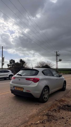 אלפא רומיאו ג'ולייטה