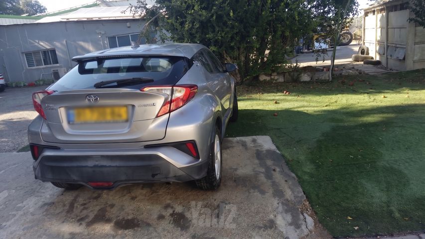 מודעת רכב טויוטה C-HR