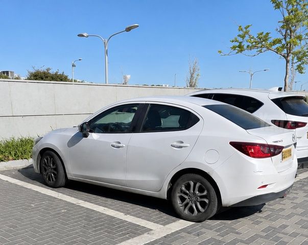 מודעת רכב מאזדה 2