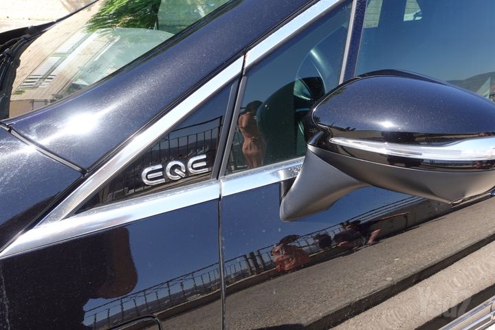 מרצדס-בנץ EQE SUV