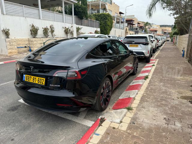מודעת רכב טסלה מודל 3